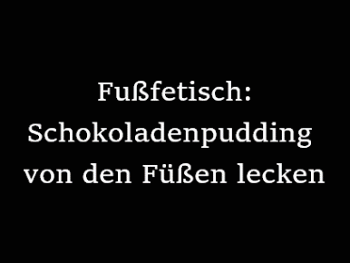 Fußfetisch: Schokoladenpudding von meinen Füßen lecken